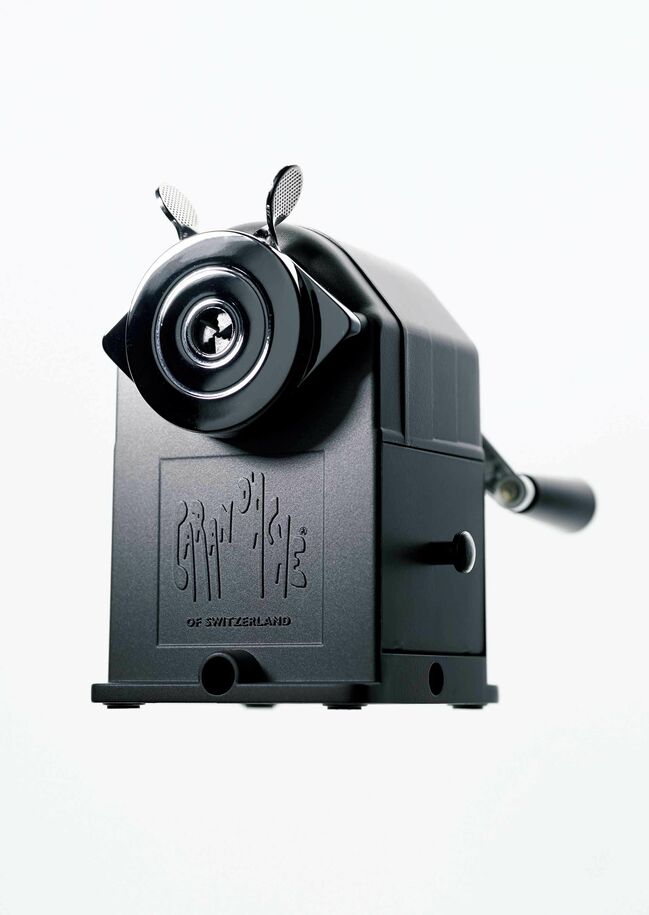 『メタルシャープナー』￥23,000硬度から柔度まで、直径６～9.5㎜までの円形、および六角形の鉛筆を削ることができる。調節ネジにより芯の先端を「長、中、短」と好みに合わせて仕上げることが可能。デザイン、機能ともに満足する逸品だ。ステンレススチール製。［幅7.5×高さ11.7×奥行き８㎝（ハンドルなど含まず）］（ホルベイン画材）