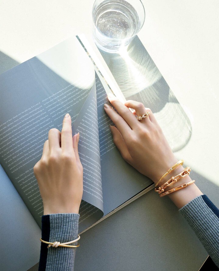ティファニーのリングとブレスレットを着用したモデルの大塚まゆかさんの手元