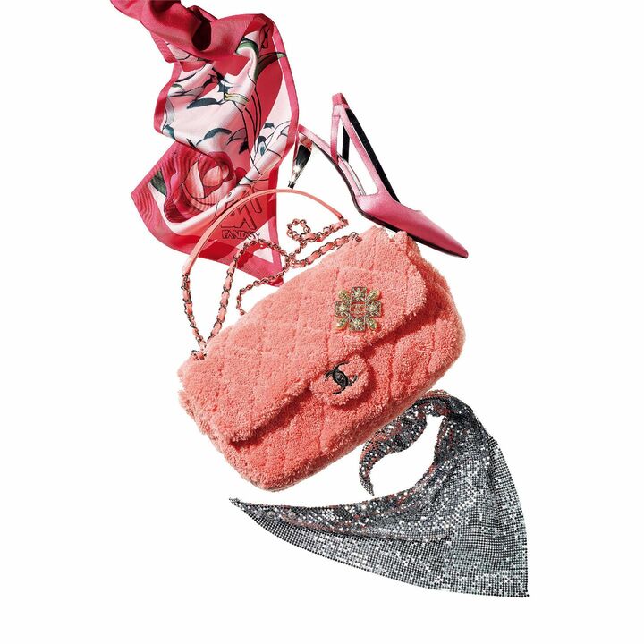 上から／華やかなピンクのバラを大胆に描いた、縦長フォルムのスカーフは、シャツやジャケットのアクセントとして効かせて。スカーフ￥41,000／予価【縦180×横20cm】（プラダ）、艶やかなサテンに、構築的なメタルヒールが輝く靴でセンシュアルな足元に。靴￥120,000【ヒール6.5cm】（トム フォード ジャパン）、夏らしいパイル地をまとって、名品バッグがチャーミングに進化！ チェーンバッグ￥340,000【縦20×横30×マチ8cm】・シンプルなカットソーに、クラシカルなブローチで自分らしいアレンジを。ブローチ￥87,000（シャネル）、メタル素材のトライアングルスカーフをひと巻きして、顔周りを明るく照らして。トライアングルスカーフ￥52,000【縦30×横60cm】（エドストローム オフィス〈パコ ラバンヌ〉）　［Precious2019年7月号87ページ］