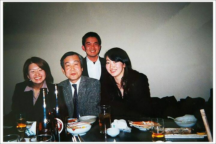 お父さま[中]と鈴鹿さん[右]（鈴鹿さん提供）