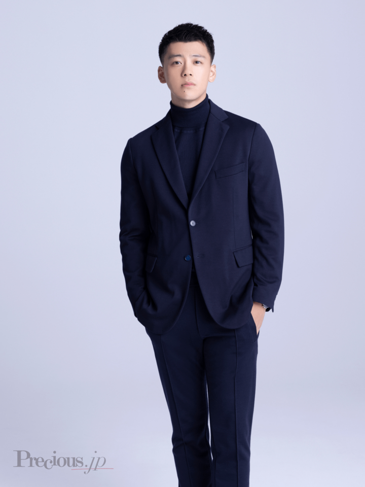 【本誌未公開カット】ニット￥158,400・セットアップスーツ・靴／参考商品（ブリオー二）　時計¥1,276,000（LVMH ウォッチ・ジュエリー ジャパン ゼニス） 