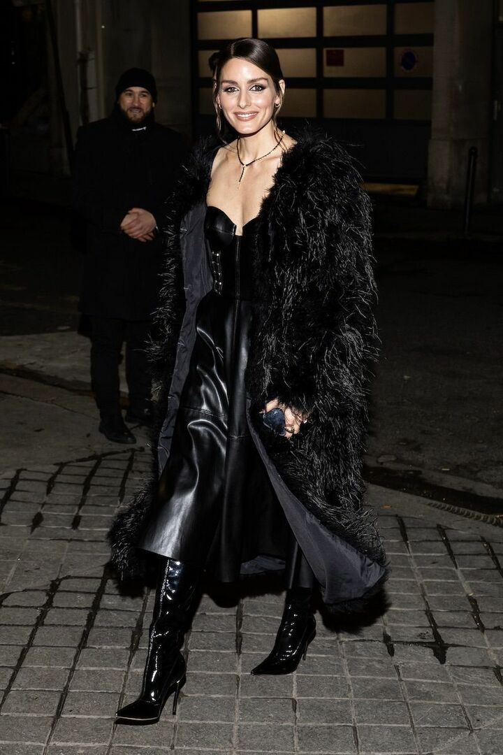 光を味方につけた黒の装いが、ナイトシーンによく映えて。