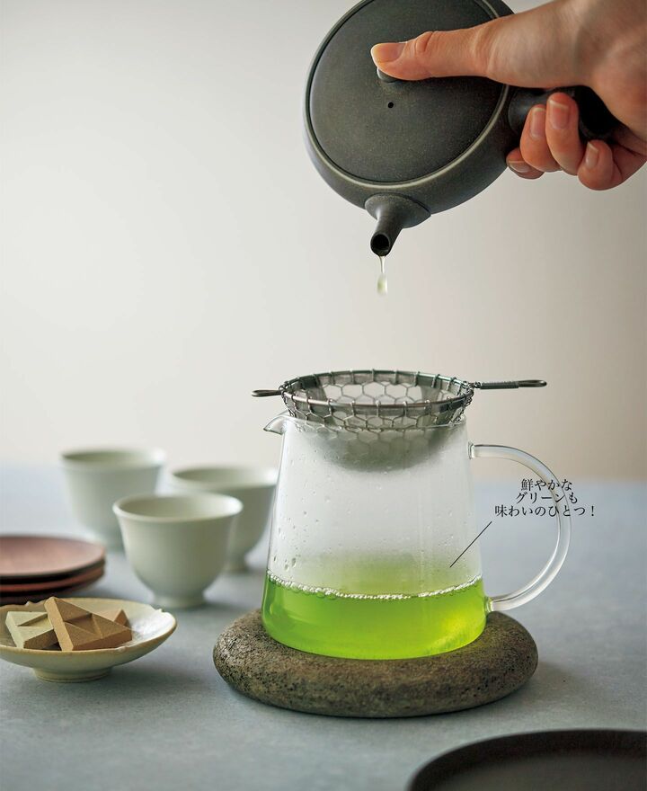 日本茶を注ぐところ