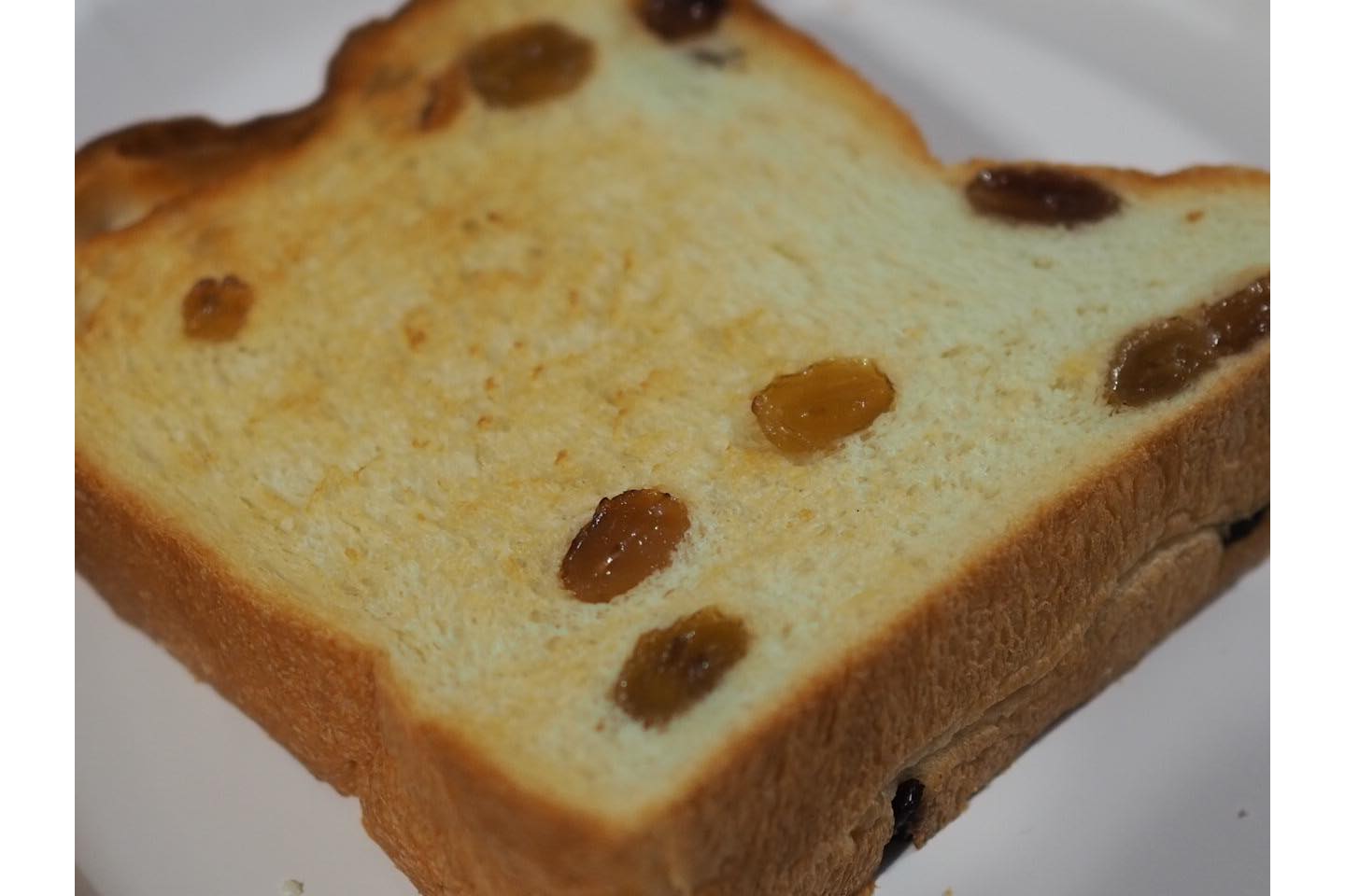 「絶対100パーセント」¥980 (税別)をトーストした状態。そのまま食べてももちろんおいしいですが、トーストして蜂蜜をつけるとかなりリッチで濃厚な味わいに。ぎっしりと詰まったサンマスカットレーズンはオーストラリア産のものを使用。