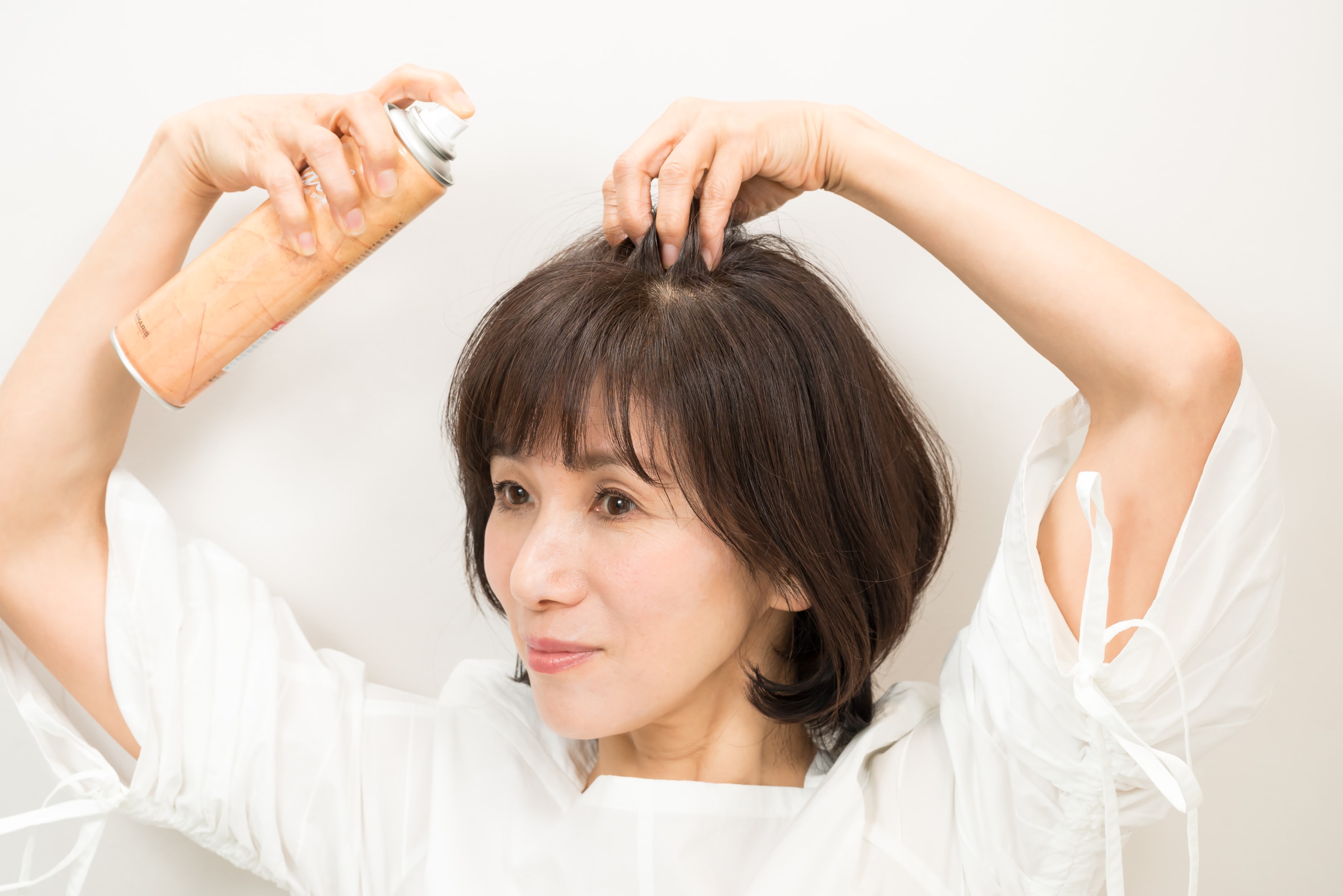 頭頂部の根元にスプレーをする。