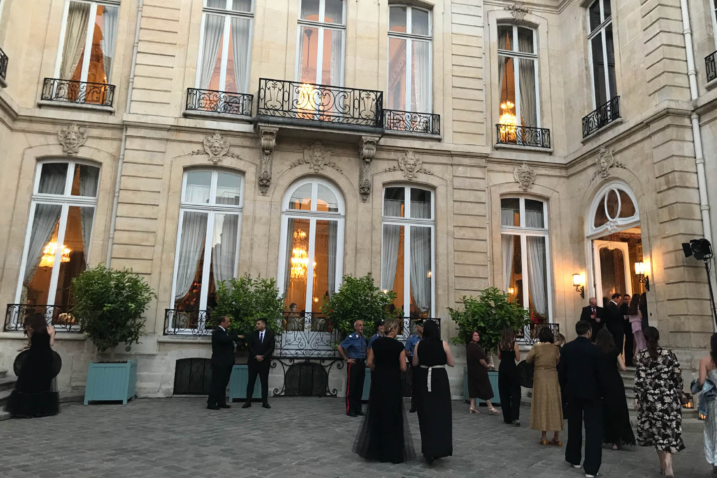 在フランスイタリア大使館に続々とロングドレスの女性たちが集結。