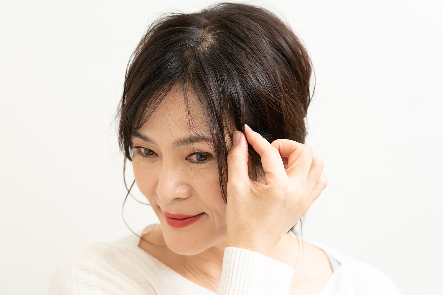特に白髪が目立つこめかみ付近の髪を引き出すのを忘れずに。
