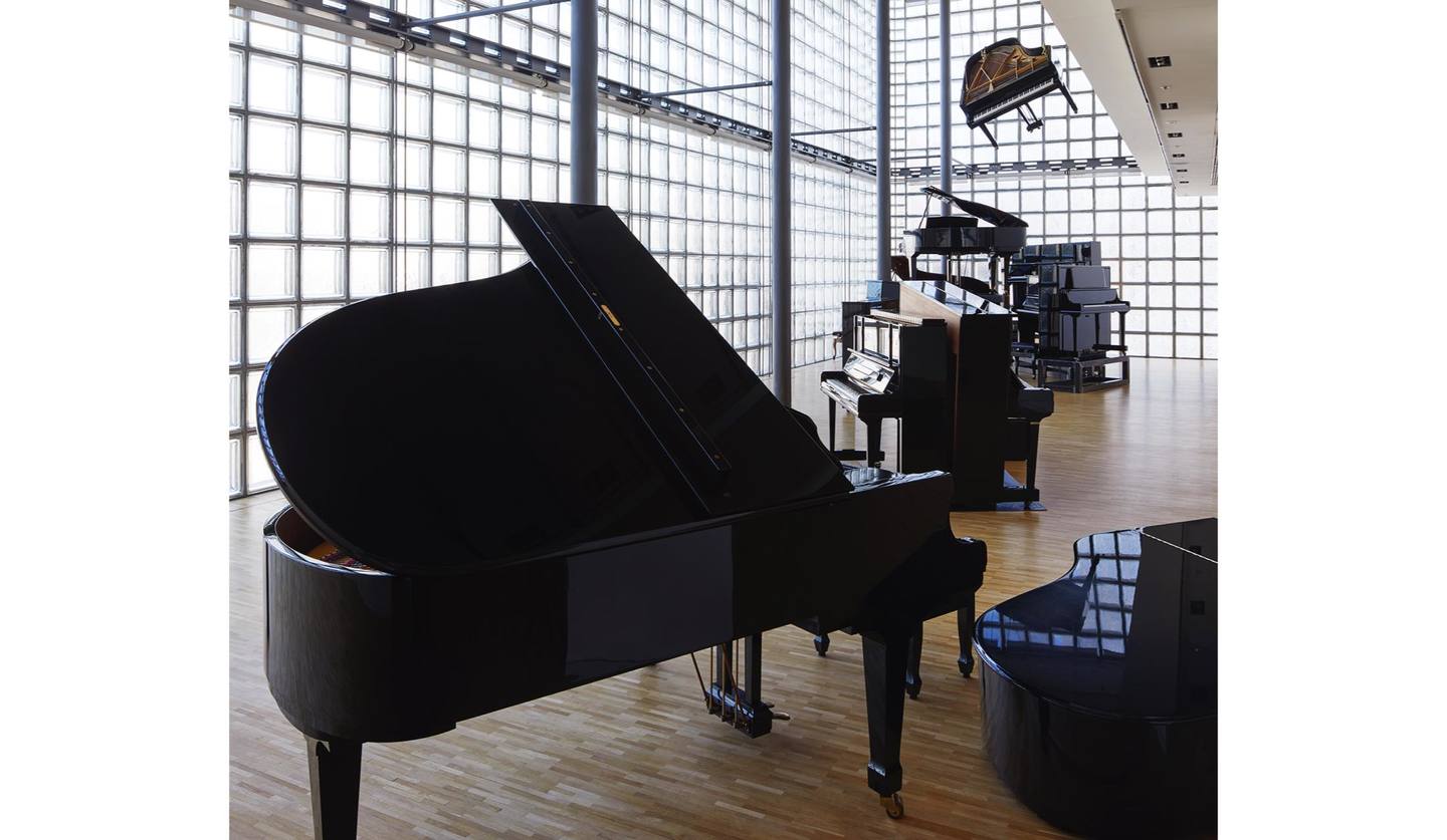 「メゾンエルメス フォーラム」で開催中の向井山朋子氏によるインスタレーション、『ピアニスト』の様子