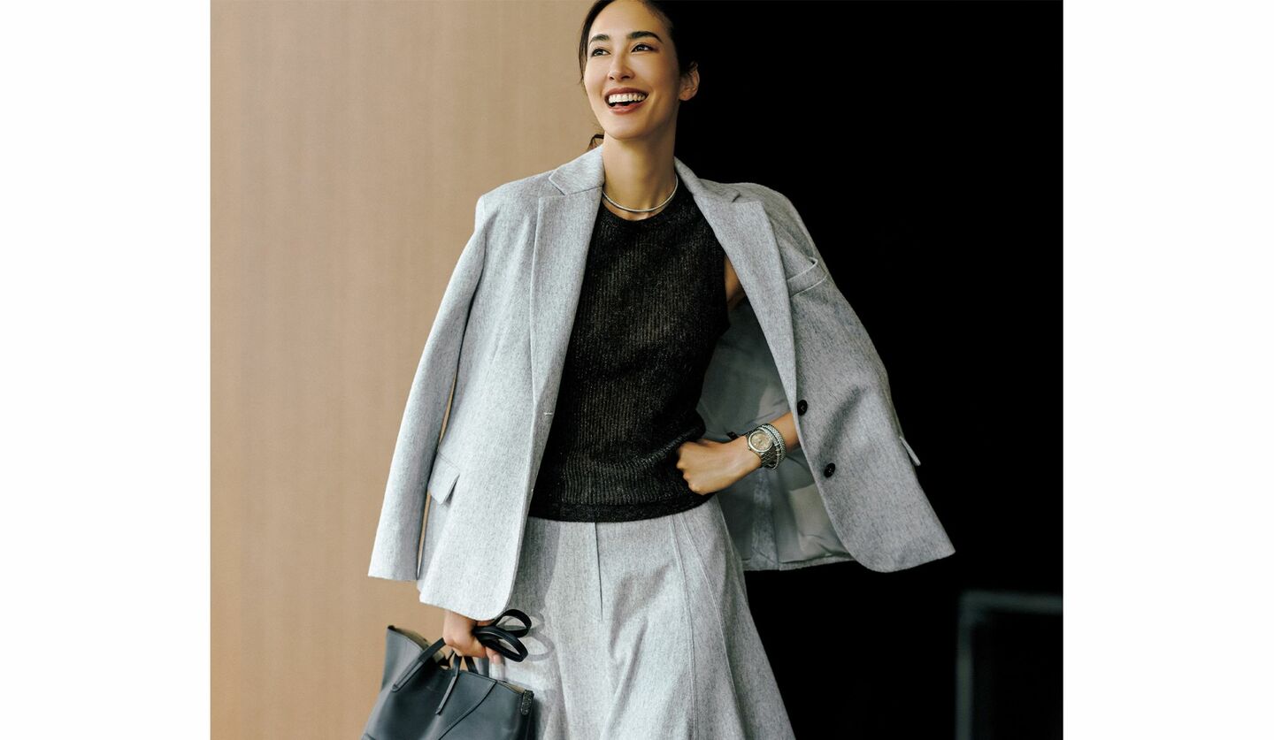 歩くたび裾が上品に広がるフレアスカートに、羽織るように着たいややオーバーサイズのジャケットに…。「ブルネロ クチネリ」を纏った立野リカさん