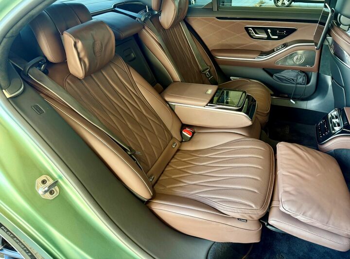 左ハンドル車につき、対角線の右後席が特等席。しかも駐車した際は車道側となるので、ドアを開けてもらったあとの乗り降りも楽。リクライニングさせればオットマンも立ち上がり、リラックスモードに。