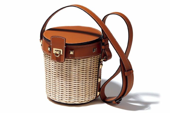 バッグ￥270,000【縦20×横18×マチ17cm】（フェラガモ・ジャパン〈サルヴァトーレ フェラガモ〉）　［Precious2019年7月号77ページ］