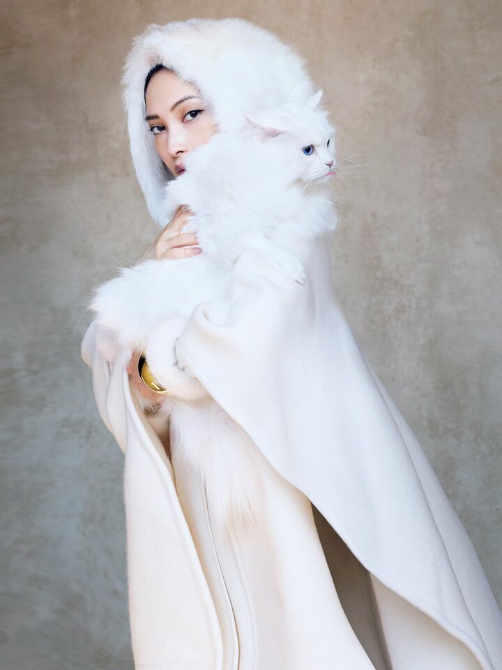 「フェンディ」のウエアを着用したモデルの大政 絢さんと猫