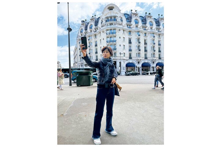 パリを旅行中の鈴木保奈美さん
