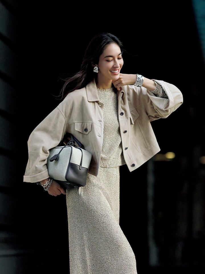 ブルネロ  クチネリのウエアを着用したモデルの立野リカさん