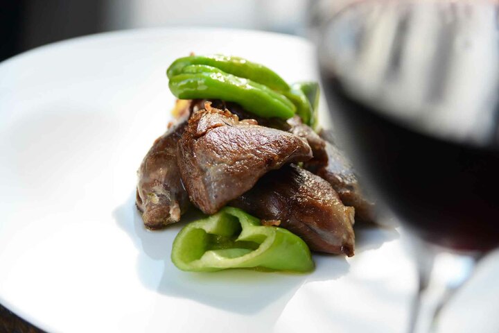 ピエモンテ産の赤ワインにある牛フィレ肉のソテーと夏野菜のグリル。調理時間は極力短く、加熱を最小限に抑えることで食材が持つ力を引き出している。