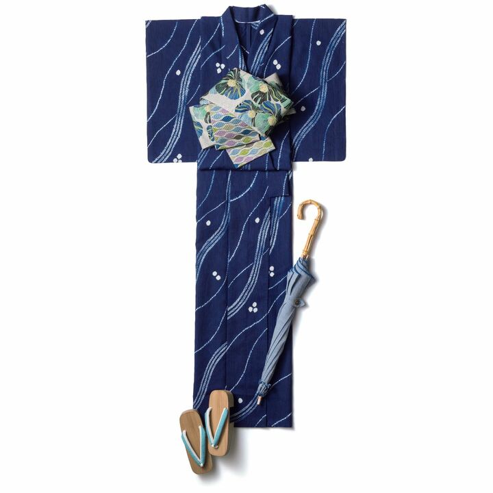 綿麻の絞り染めの浴衣［仕立て上がり価格］¥100,000・半幅帯¥33,000・桐の下駄¥15,000（田園調布 秀や）、小千谷縮の日傘¥20,000（伝統工芸青山スクエア）