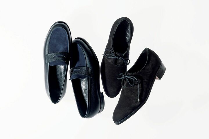 左から／1994年に発売されたレディースコレクションを再現した『ローウェン』。同色の異素材（スエード×キズに強いクシュベルカーフ）を組み合わせ、表情豊かな顔立ちが完成。￥160,000［ヒール1.5cm］・新しく開発されたアーモンドシェイプの木型による『アルバ』。シューレースのメタルエンド部分にブランドのロゴをあしらった、控えめなところも上品で英国らしい逸品です。￥183,000［ヒール2.5cm］（ジョン ロブ ジャパン）
