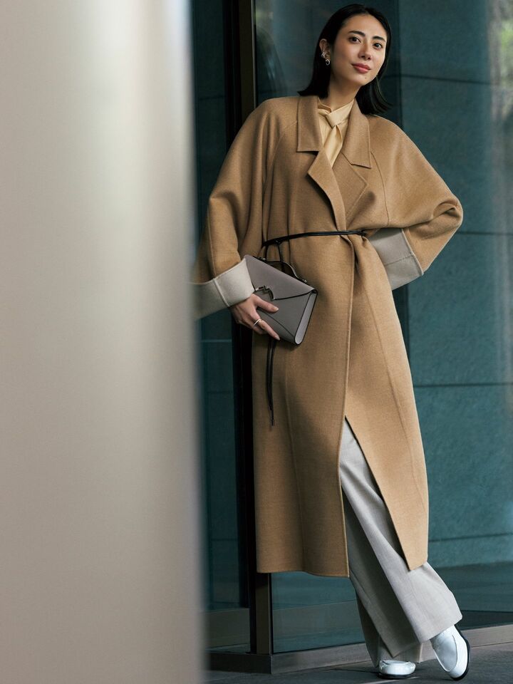 「セアン」のラップコートを着用したモデルの土屋巴瑞季さん