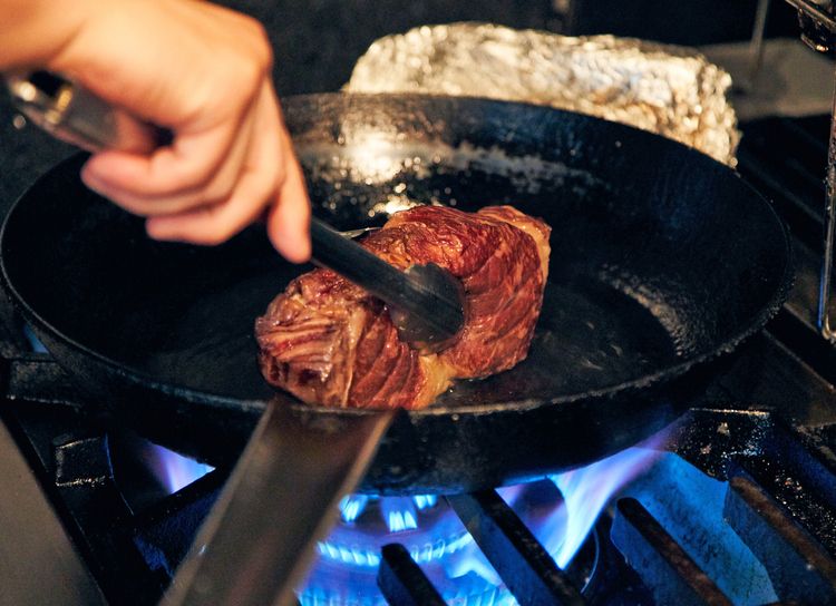 フライパンで一面ずつ焼きあげます。使用しているフライパンは、厚さ3.2mmの山田工業所の打ち出しフライパン