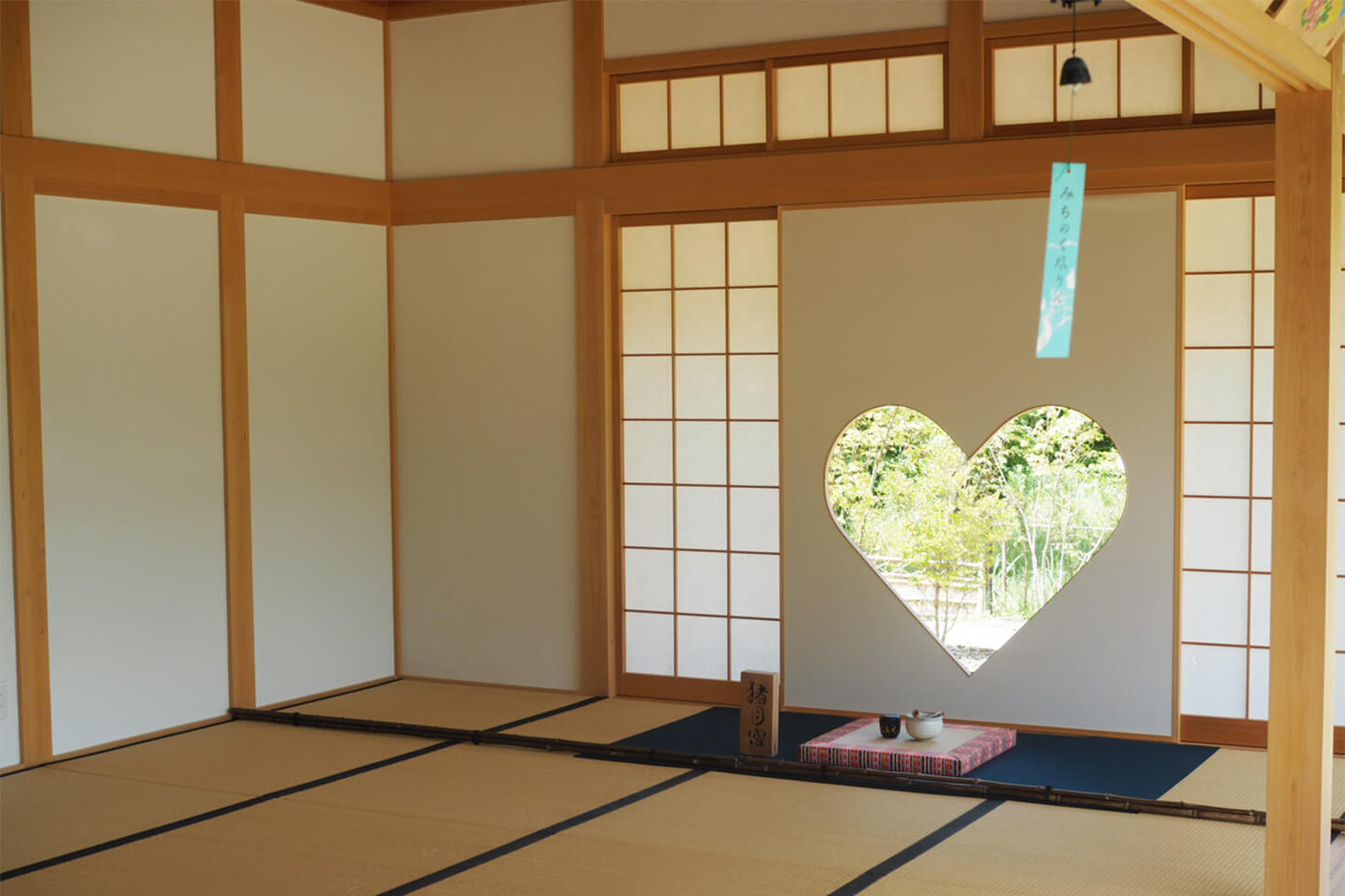 ハート型の窓からは春は桜、冬は雪が見えていつ訪れても美しいと評判です。