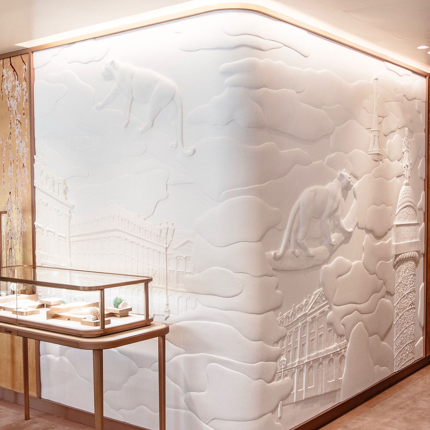カルティエの象徴的なモチーフ、パンテールが壁に刻まれています。©️ Cartier