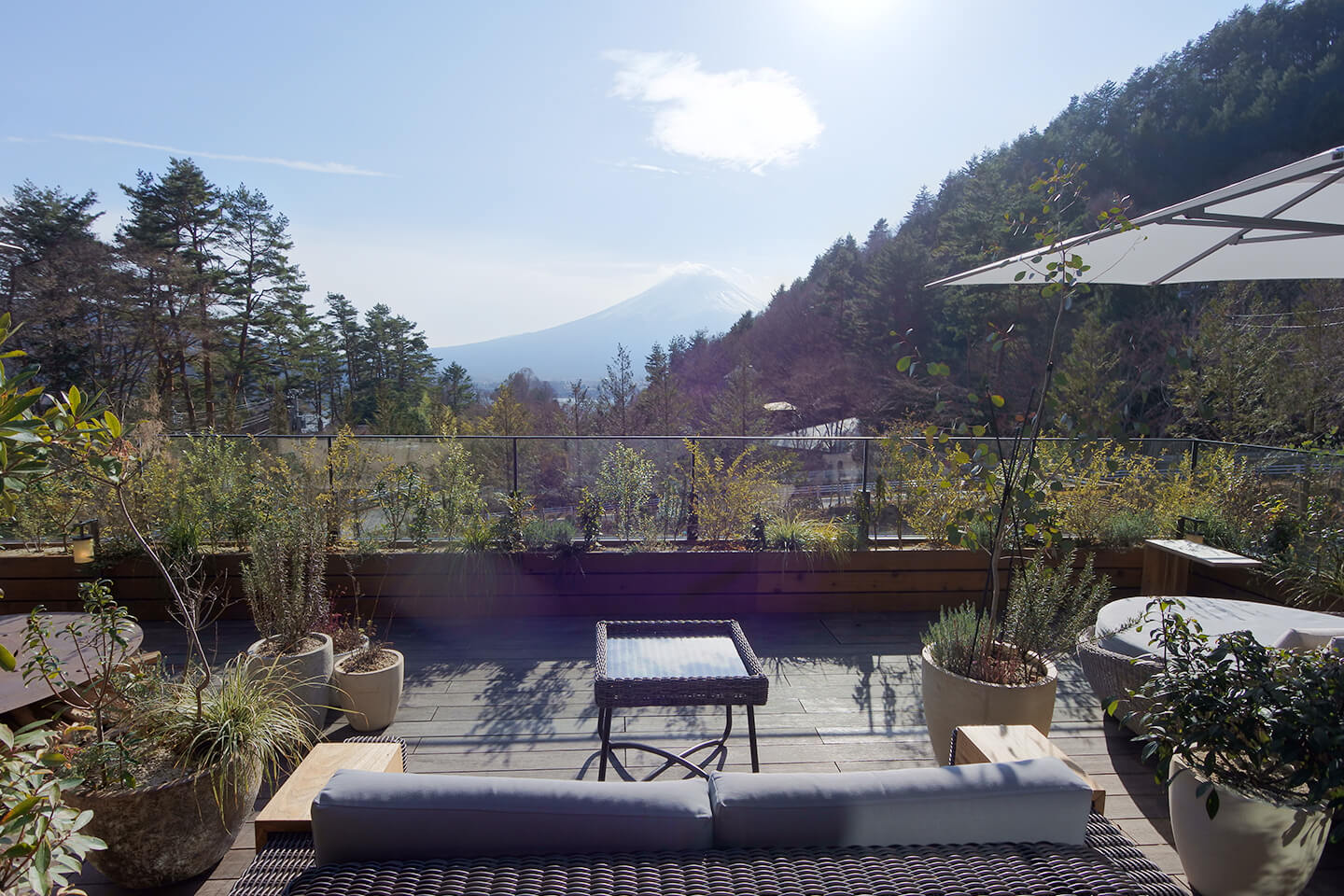 富士山が正面に見える景色のテラス
