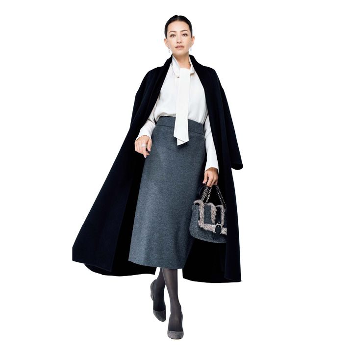 コート(エストネーション〈エストネーション〉)、ブラウス・スカート(ebure〈ebure〉)、ピアス・リング(シャンテクレール 東京店)、バッグ(ロンシャン・ジャパン)、靴(セルジオ ロッシ) 撮影/水田 学(NOSTY) BY:『Precious1月号』小学館、2019年