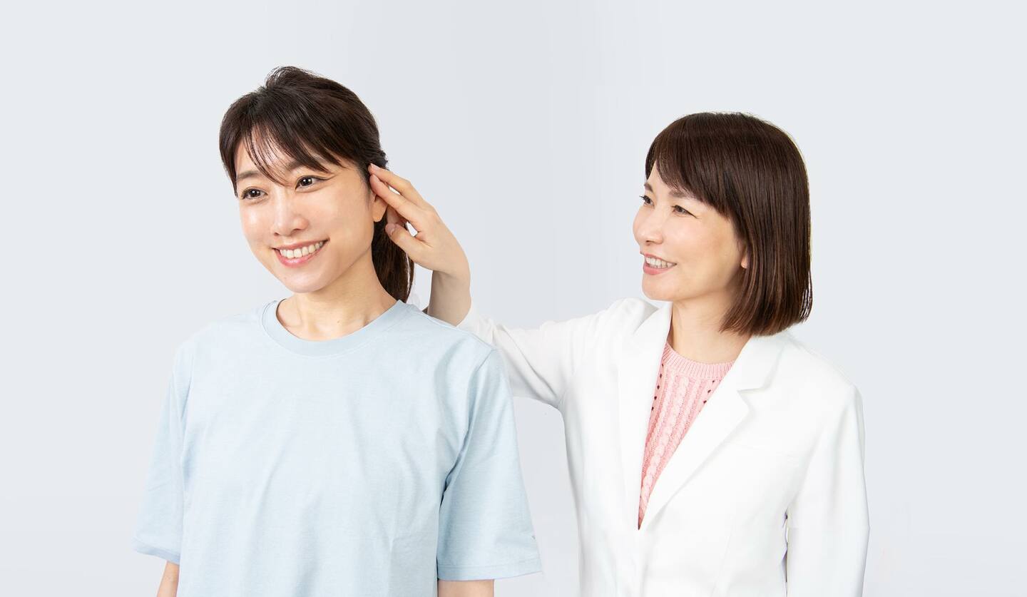 並んでいる二人の女性　メソッドの指導をしている