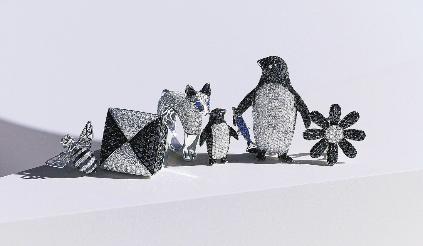 「ミオハルタカ」のペンギンや猫、蜂、花をモチーフにしたダイヤモンドとブラックダイヤのピアスやリングの写真