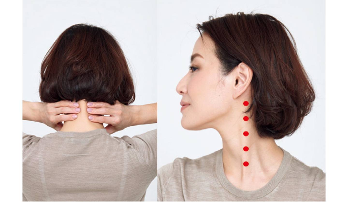 「スマホ首」の悪化防止に効くマッサージをする女性