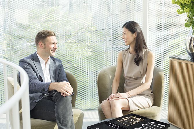 NATUR & NICOLAI BERGMANNの青山旗艦店の3階で談笑するふたり