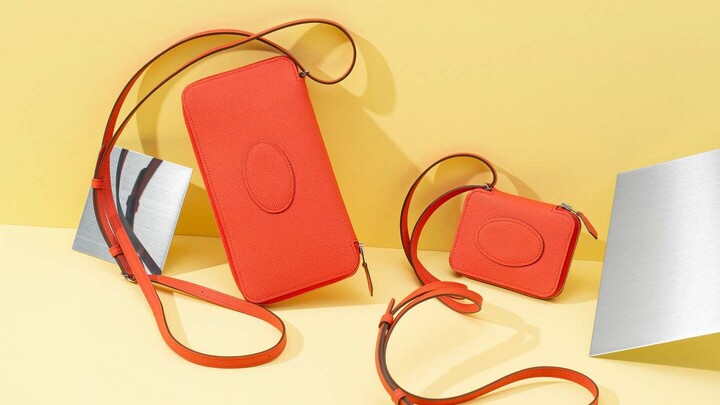エルメスの「カピュシーヌ」カラーの財布