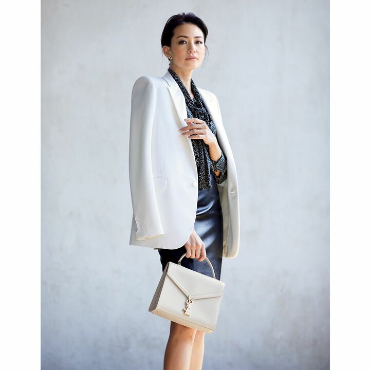 バッグ『モノグラム・サンローラン カサンドラ［』縦20×横24.5×マチ11.5cm］￥249,000・ジャケット￥400,000・ボウブラウス￥200,000・スカート￥500,000・イヤリング［4点セット］￥90,000（イヴ・サン ローラン〈サンローラン バイ アンソニー・ヴァカレロ〉）