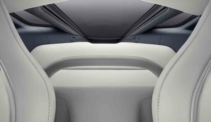 前席から後方を眺めたアングル。積載能力の高さがうかがえるカットだ。