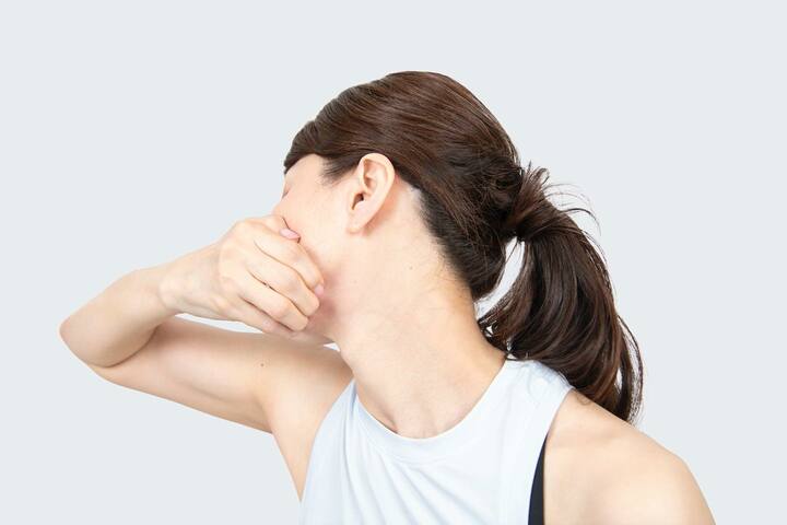 人さし指、中指、薬指、小指をフェースラインの下に差し込む