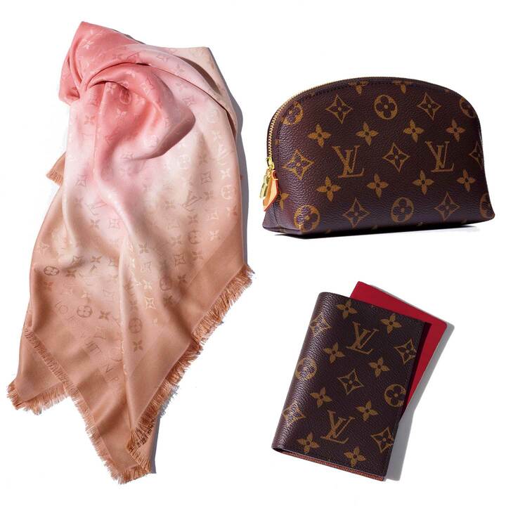 左／なめらかなシルク素材。ストール『ショール・モノグラム ブラーリーグラム』￥84,000［142.5×142.5㎝］・右上／マチがあるので収納力もあり。ポーチ『ポシェット・コスメティック』￥40,000［縦12×横19×マチ6㎝］・右下／イニシャルやラベルをあしらい、オリジナリティを出すことも。パスポートケース『クーヴェルテュール・パスポールNM』￥35,000［縦14×横10×マチ2.5㎝］（ルイ・ヴィトン）