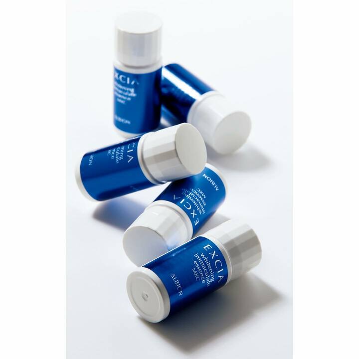 約1か月で表れる肌の明るさ､ハリ､艶と、美白以外の効果も長年支持され、高リピート率を誇る｡朝使うと肌力の底上げに｡アルビオン エクシア AL ホワイトニングイマキュレート エッセンス MXC1.5ml×28個 ￥25,000［医薬部外品］