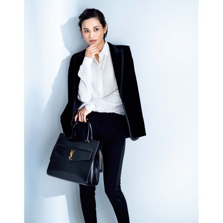 バッグ『モノグラム・サンローラン ラージ・アップタウン・YSLカバ』［縦31×横29.5 ×マチ17cm］￥289,000・ジャケット￥370,000・シルクのブラウス￥115,000・パンツ￥115,000（イヴ・サンローラン〈サンローラン バイ アンソニー・ヴァカレロ〉）　[Precious2018年12月号258ページ] 　