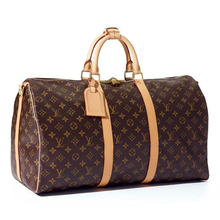 フラットに折り畳めるので、収納や持ち運びにも便利。ボストンバッグ『キーポル・バンドリエール 50』￥198,000［縦29×横50×マチ23㎝］（ルイ・ヴィトン）