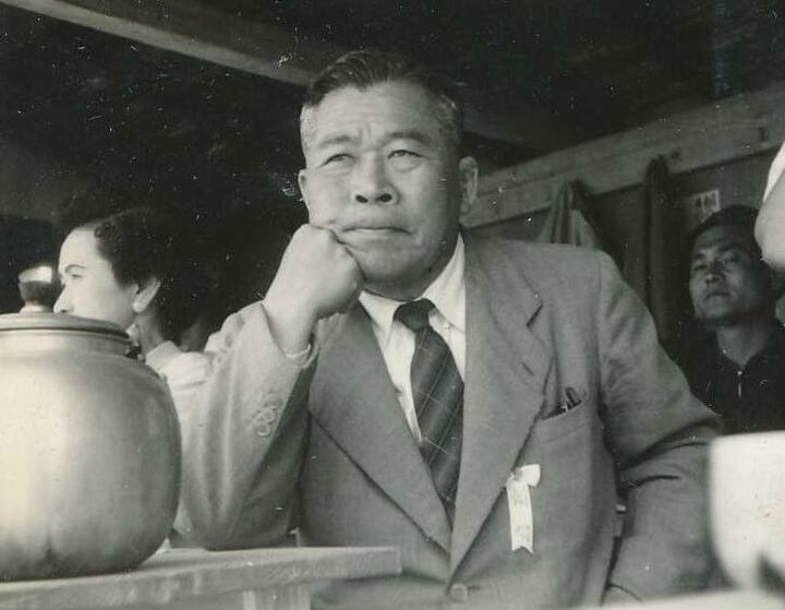 第3回国体（福岡開催）でGHQから会場予定地を奪還し、平和台競技場を創設した岡部平太。1948年撮影