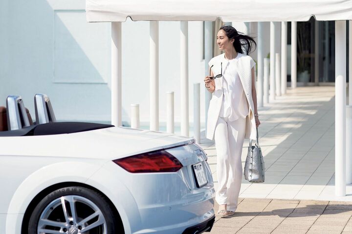 サングラス￥38,000（ケリング アイウエア ジャパン〈サンローラン〉）、ピアス￥525,000・バングル［右手］￥127,000・［左手］￥1,560,000（ティファニー・アンド・カンパニー・ジャパン・インク）、バッグ￥249,000（JIMMY CHOO）、靴￥34,000 （コール ハーン ジャパン）