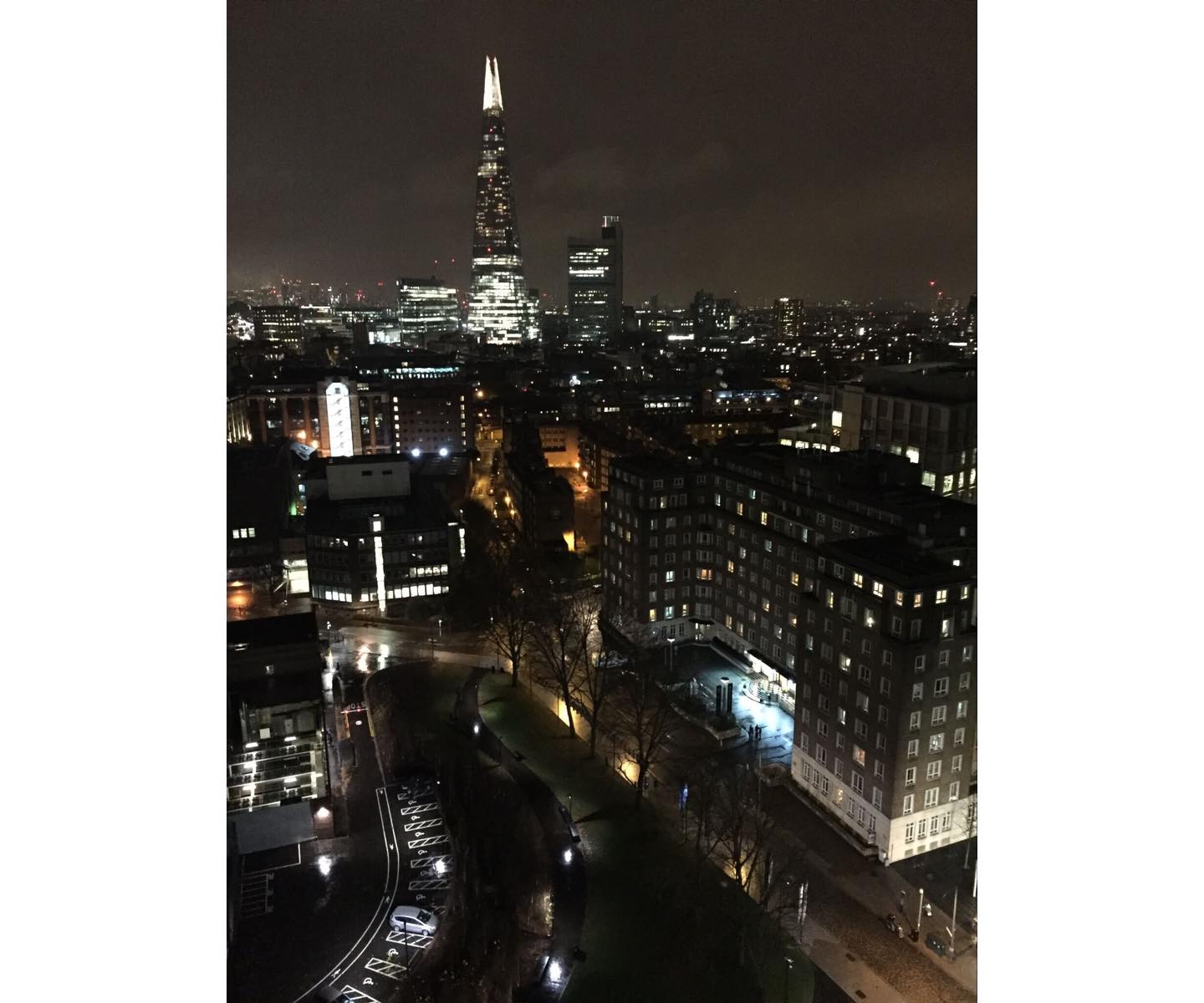 先ほどの夕焼けのザ・シャード、日が完全に暮れるとこんな感じ。この夜景もまた、美しい!