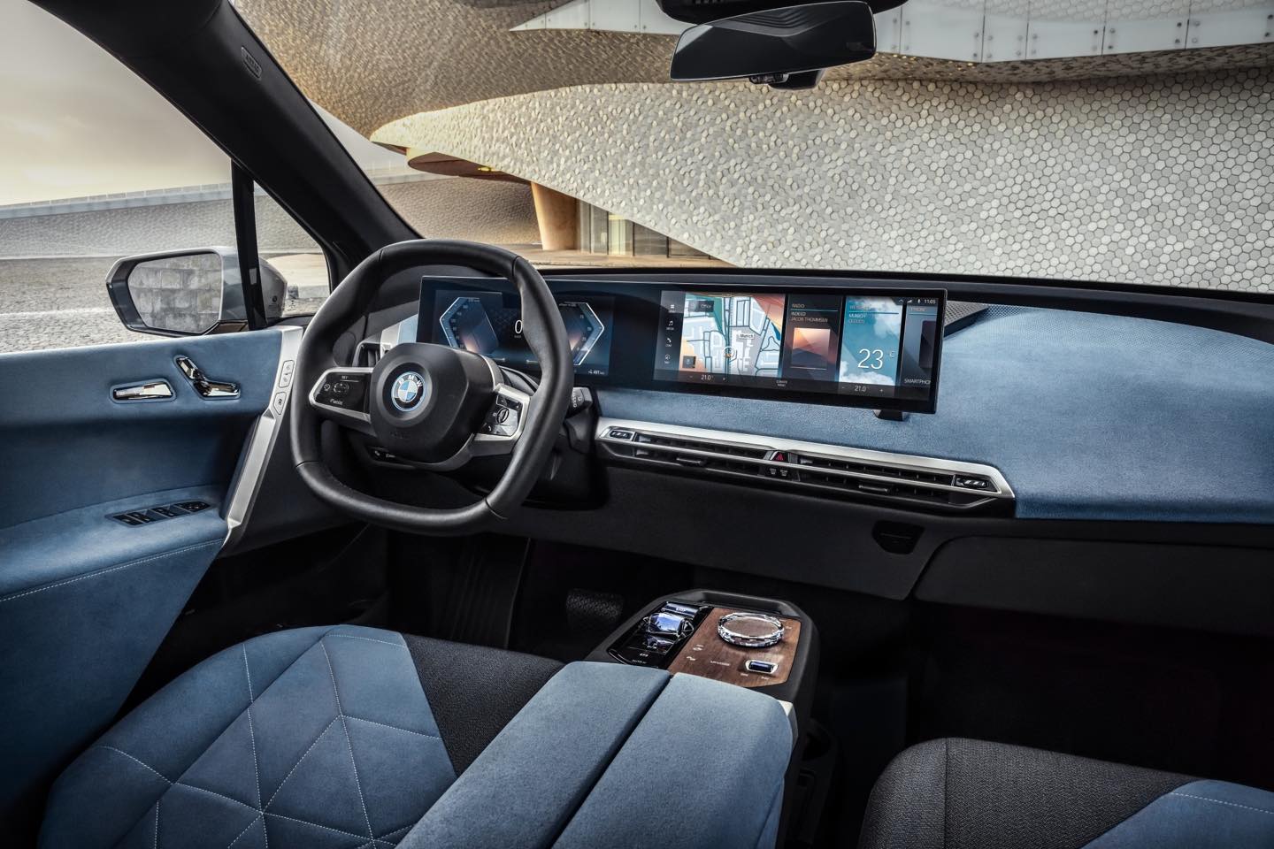 新世代のiモデル(ピュアEV)の内装は、第8世代に入るiDriveの搭載とともに大きく変わる。
