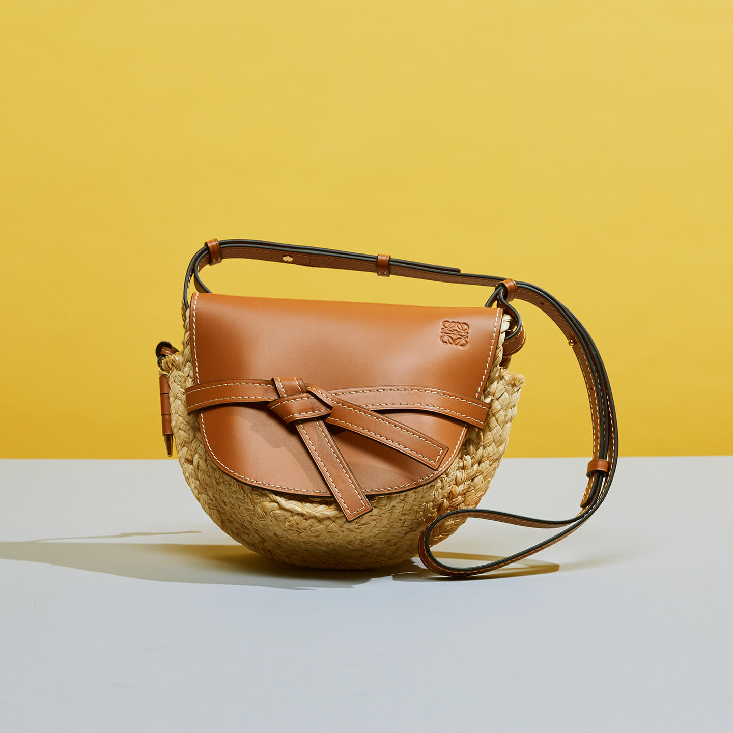 ショルダーストラップ付きのバッグ【縦20×横19×マチ11.5㎝】¥209,000(税抜)