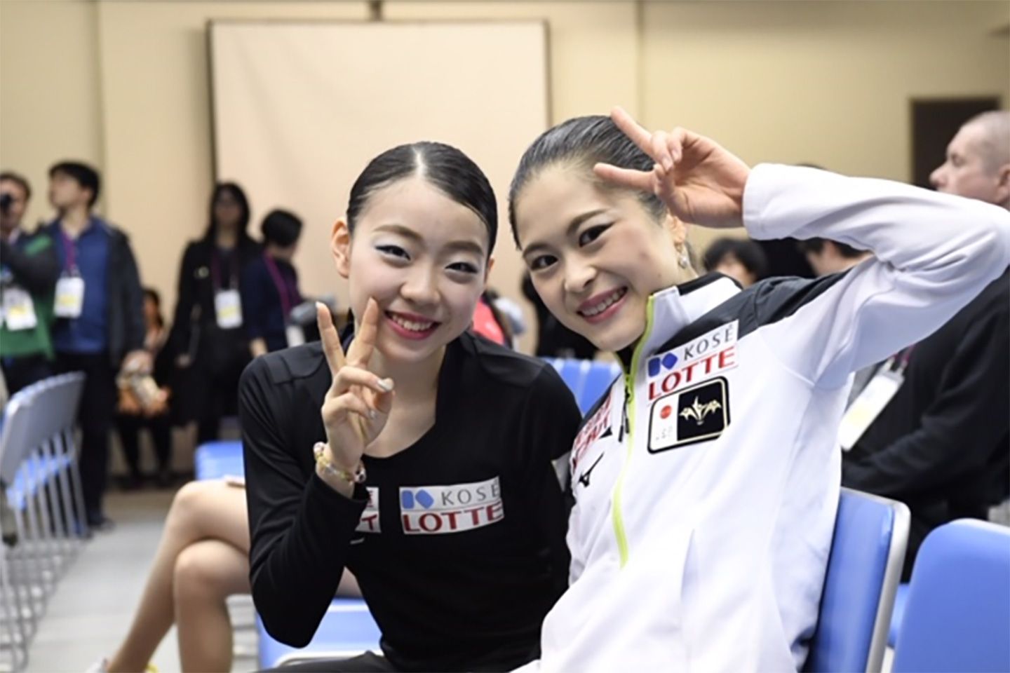 世界選手権直前のオフショット。左/紀平梨花選手 右/宮原知子選手 (撮影/田中宣明)