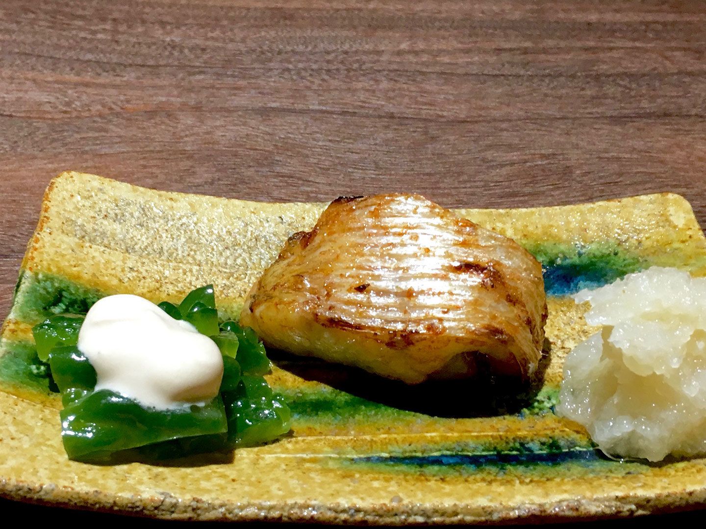 ノドグロの炭火焼き。串に刺されて炭火で焼かれる調理過程もライブ感あり。