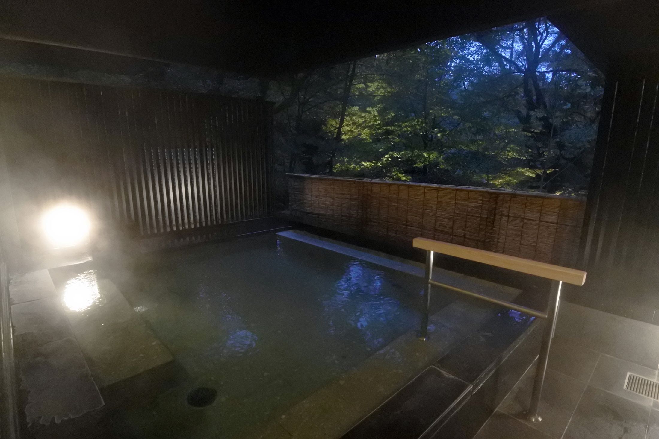 ふふ日光の大浴場の露天風呂