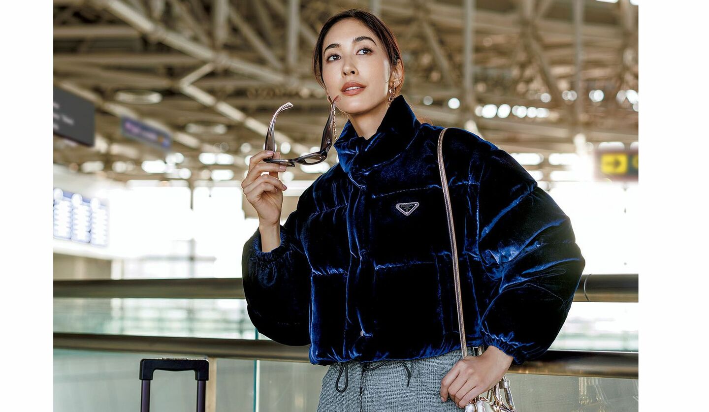 プラダのダウンを着用したモデル