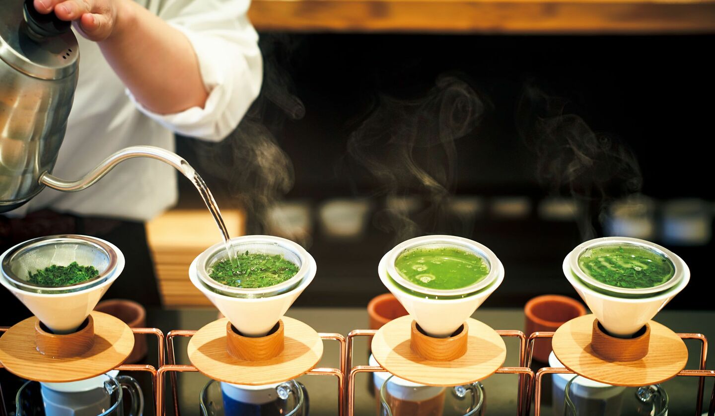 東京都世田谷区の日本茶専門店「東京茶寮（とうきょうさりょう）」でのハンドドリップの様子