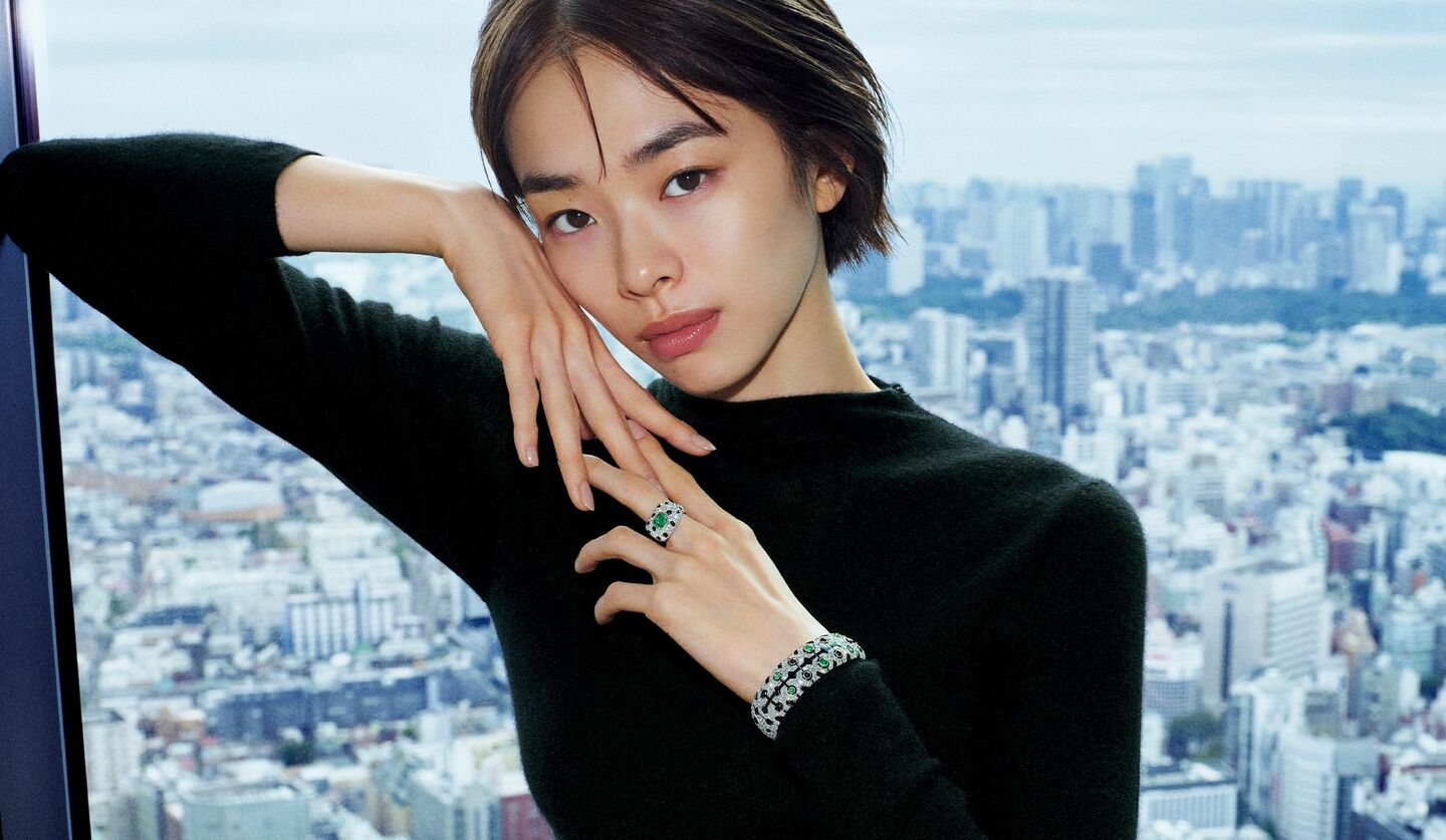 「カルティエ」のハイジュエリーを着用した俳優の松井遥南さん